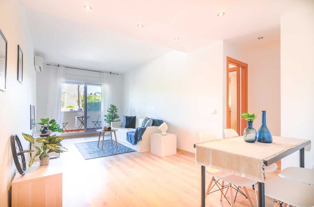 home staging salón mobiliario de carton