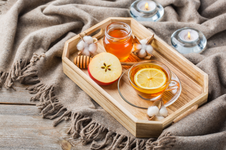 Bebidas de otoño - té de manzana con miel y limón