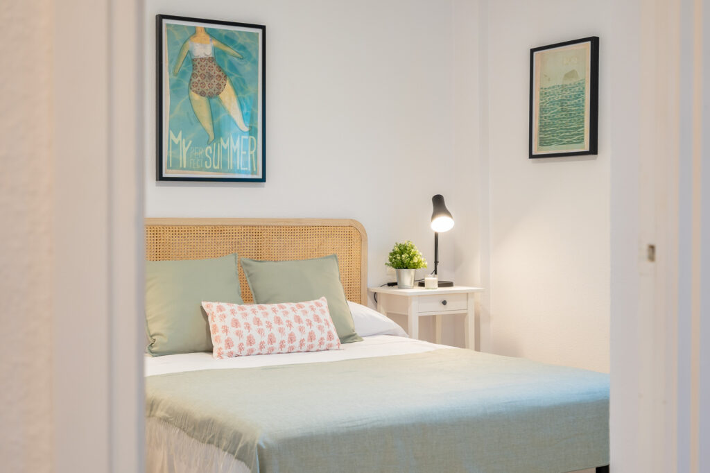 lavado de cara vivienda alquiler vacacional en Fuengirola – dormitorio con estilo renovado y decoración acogedora