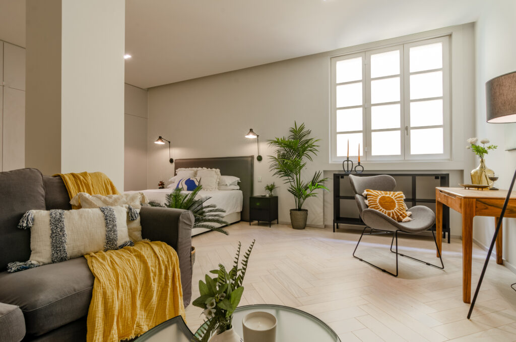 Interiorismo en Lisboa para alquiler de larga temporada – salón estudio 60 m²