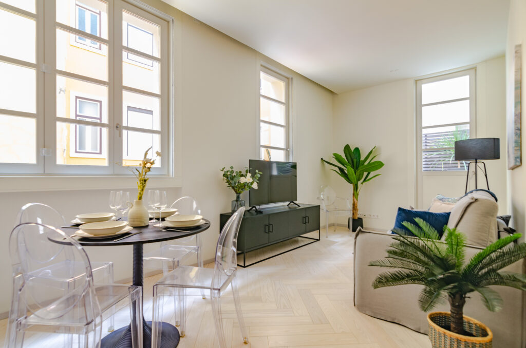 interiorismo en Lisboa para alquiler de larga temporada – salón vivienda con terraza