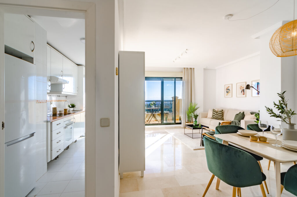 interiorismo en Benalmádena alquiler vacacional – salón verde con vistas al mar